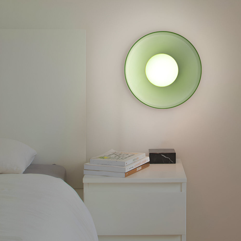 Rund loftslampe i glas med opal glaskugle