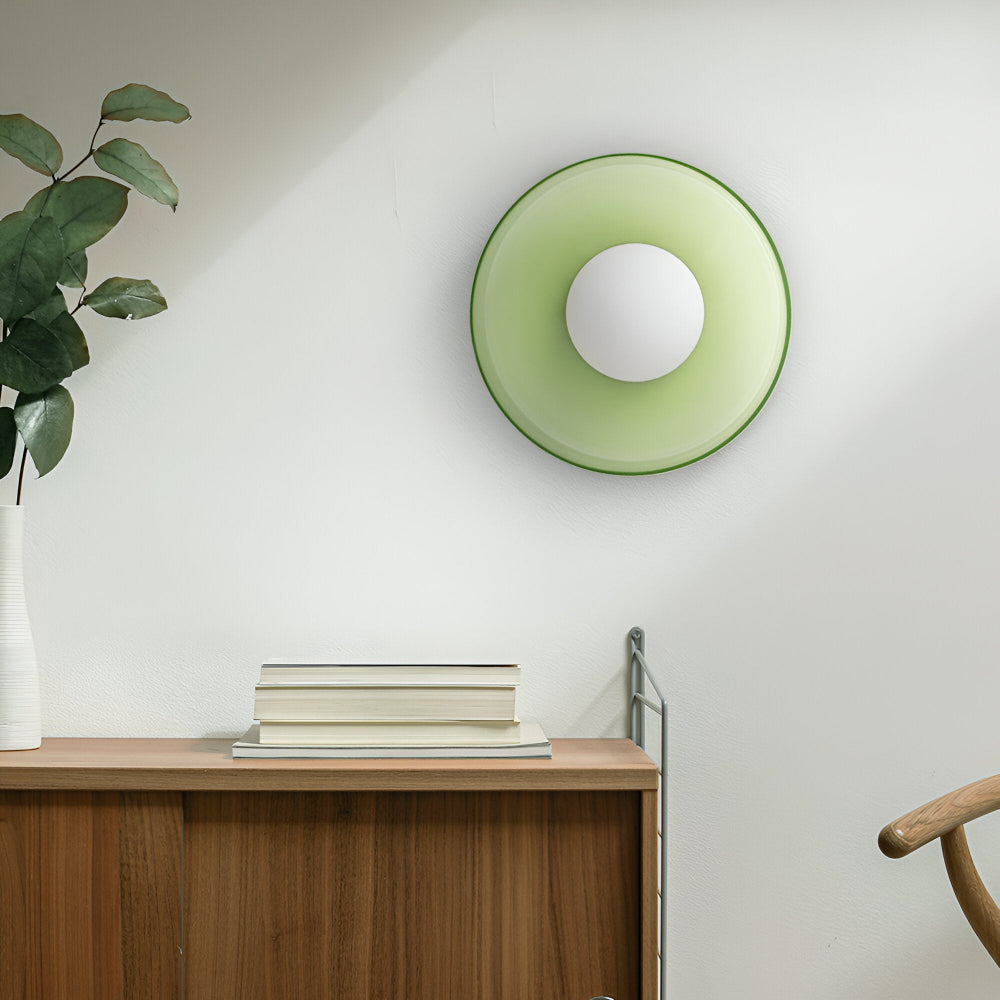 Rund loftslampe i glas med opal glaskugle