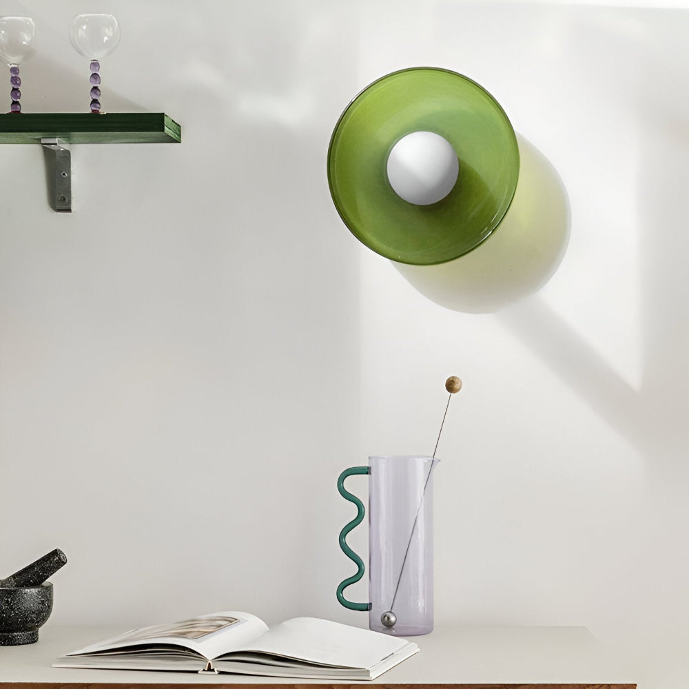 Rund loftslampe i glas med opal glaskugle
