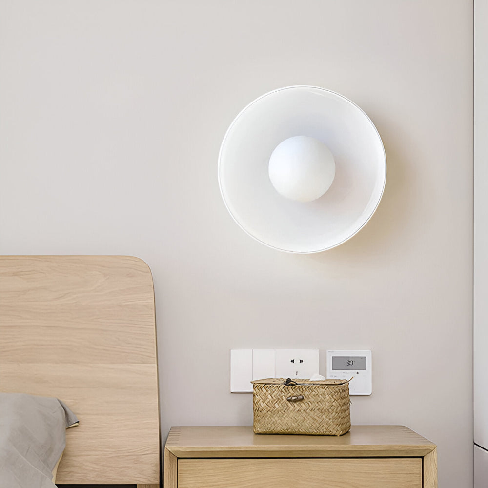 Rund loftslampe i glas med opal glaskugle