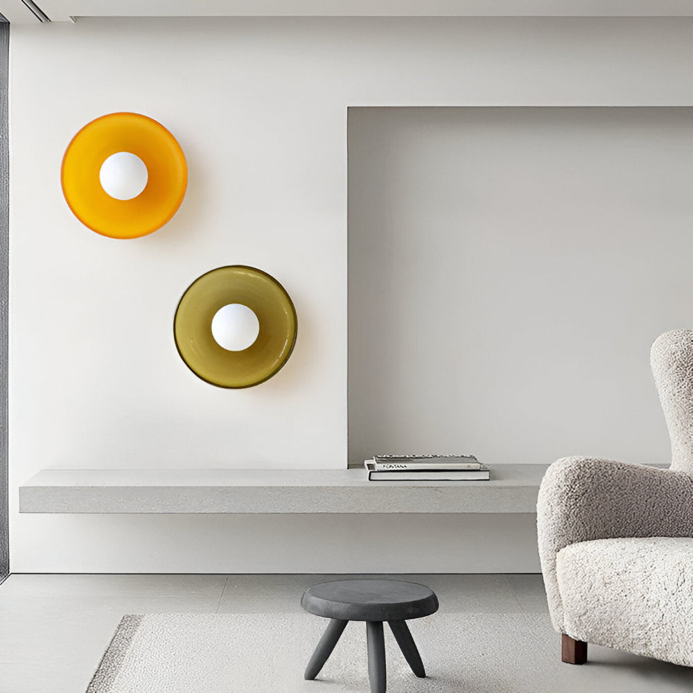 Rund loftslampe i glas med opal glaskugle
