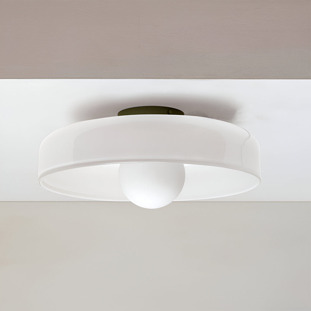 Rund loftslampe i glas med opal glaskugle