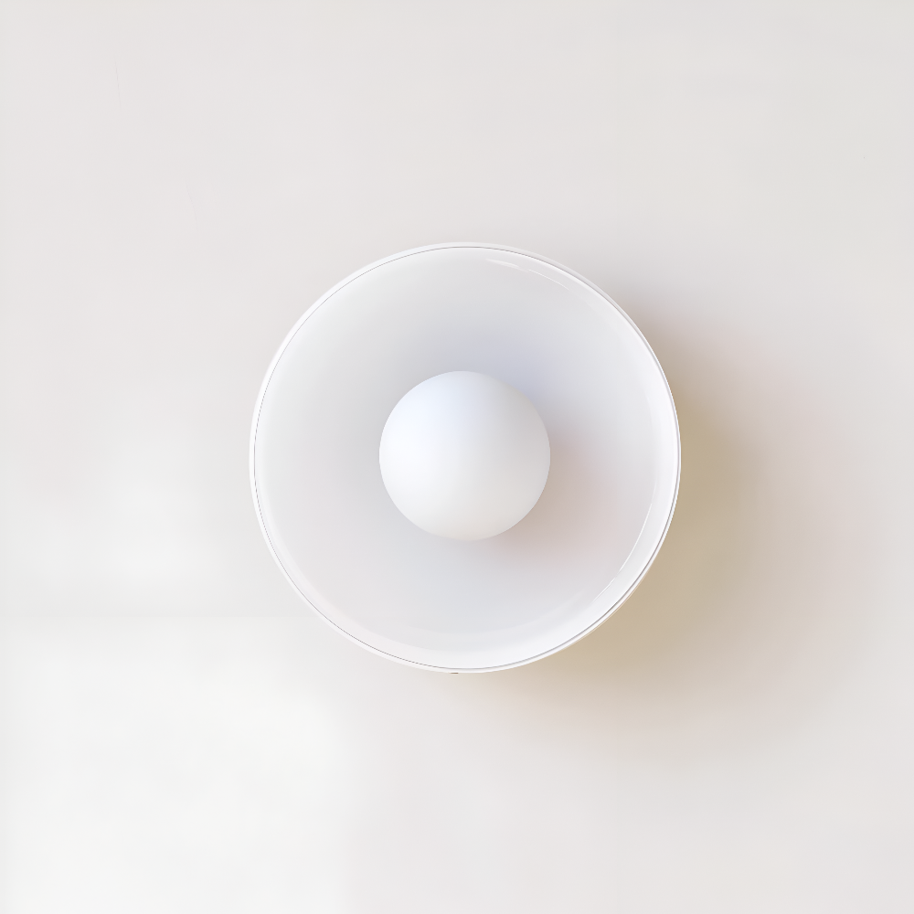 Rund loftslampe i glas med opal glaskugle