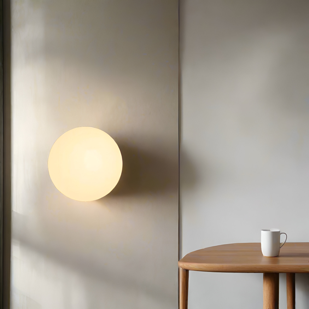 Rund væglampe i opalglas med jernbase