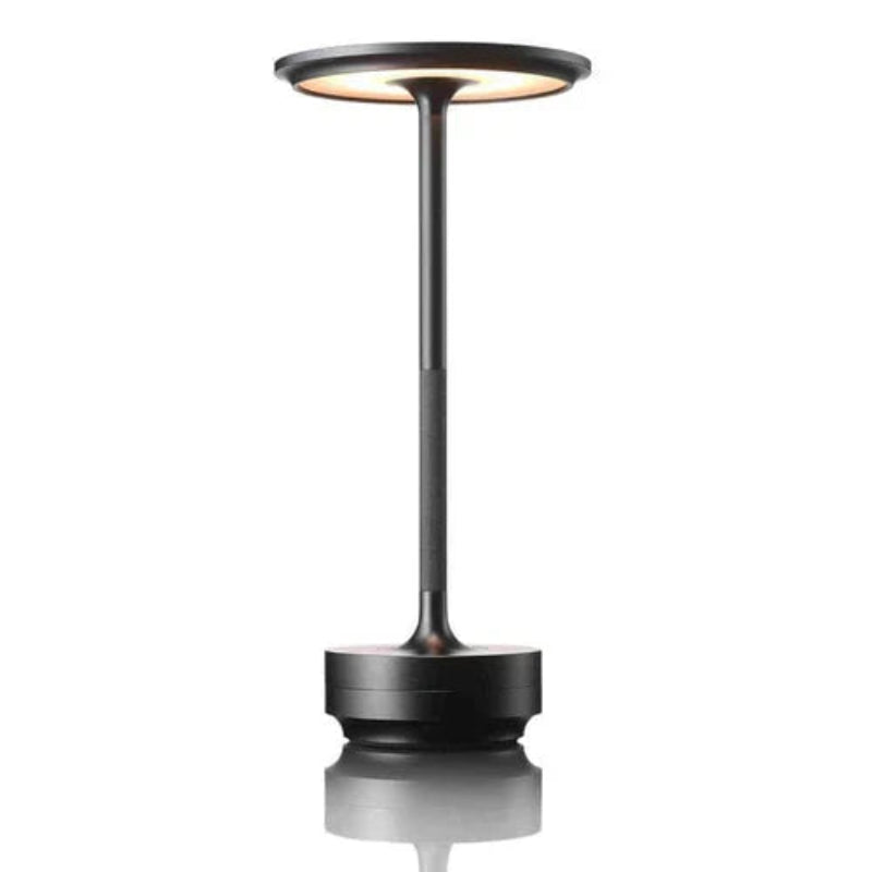 Skive bordlampe i messingdesign med flad skiveformet top og nedadvendt lyseffekt