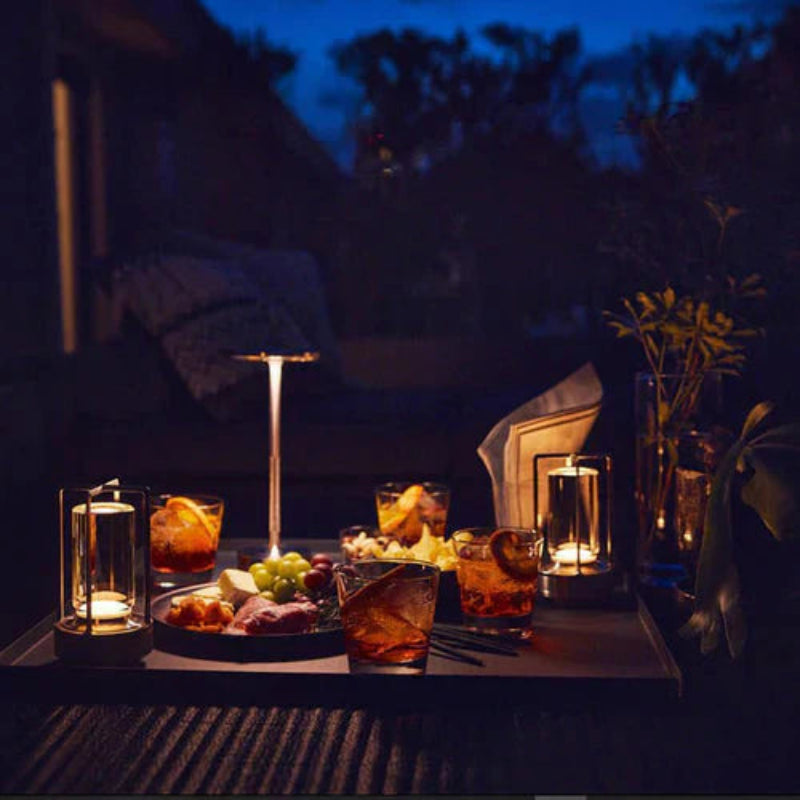 Skive bordlampe i messingdesign med flad skiveformet top og nedadvendt lyseffekt