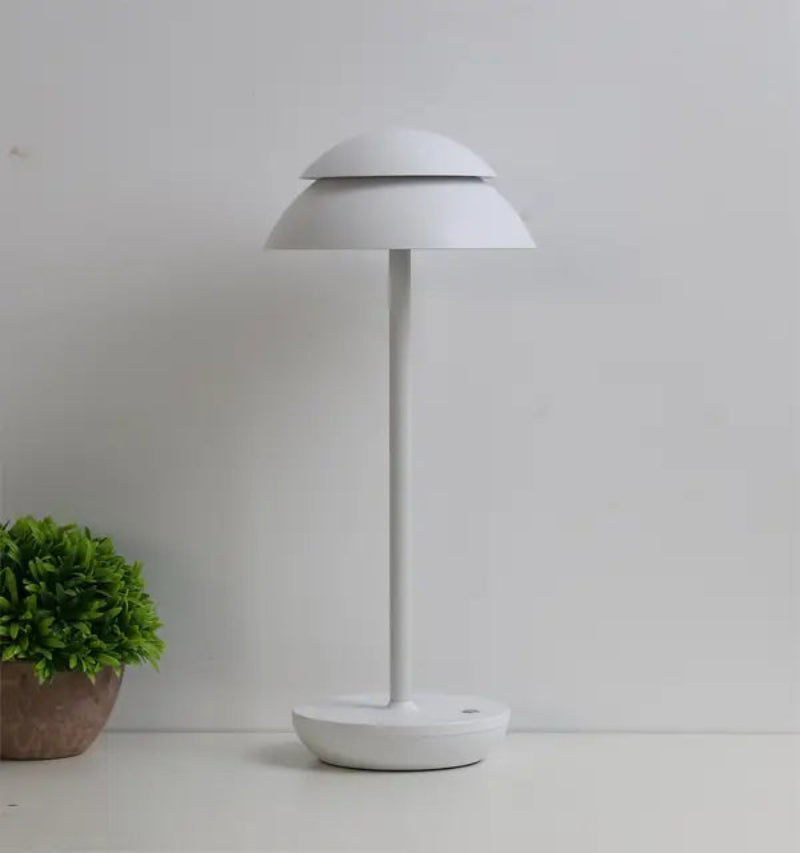 Trådløs bordlampe i metal med paddehatformet skærm