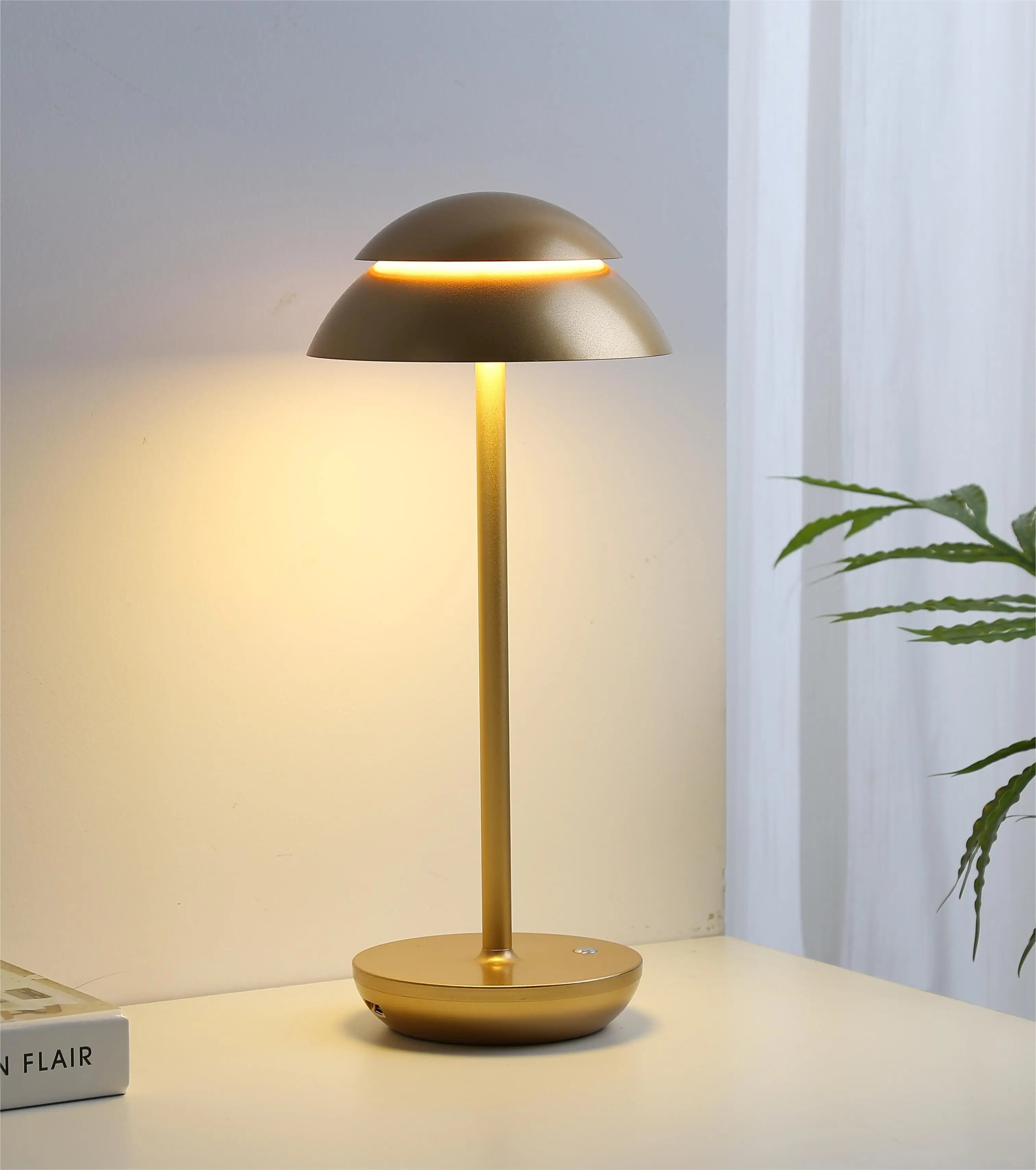 Trådløs bordlampe i metal med paddehatformet skærm
