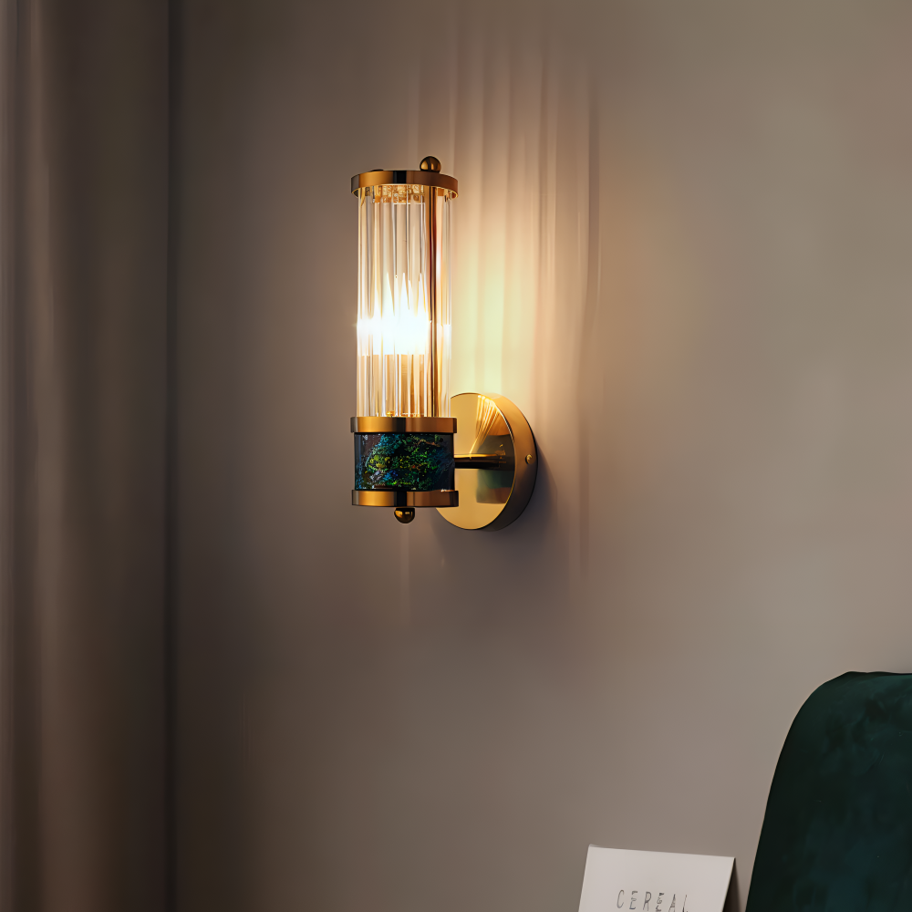 Væglampe med cylindrisk glasskærm og iriserende dekorativt bånd