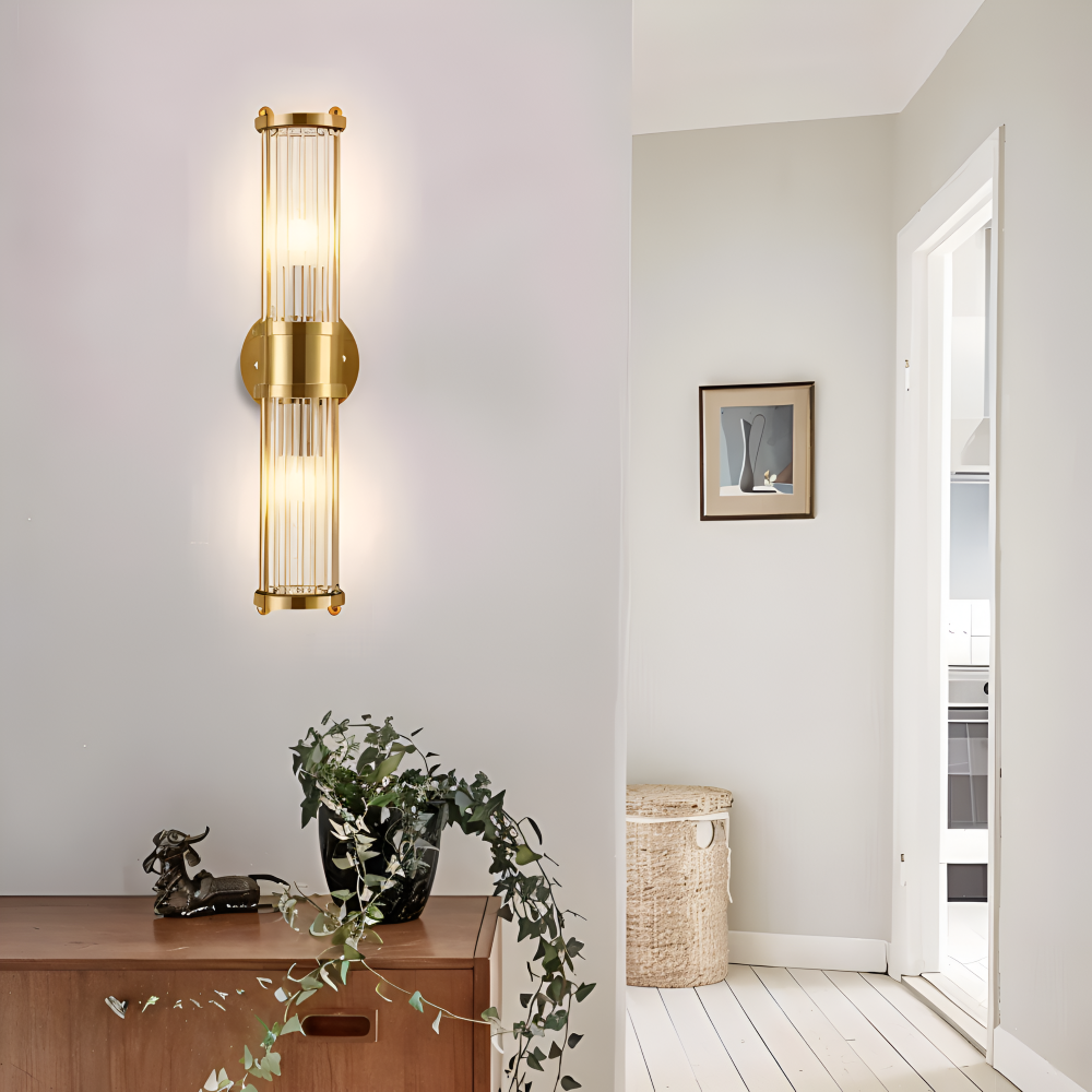 Væglampe med cylindrisk glasskærm og iriserende dekorativt bånd