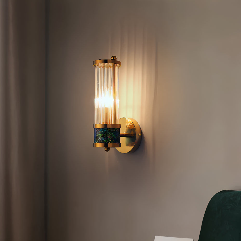 Væglampe med cylindrisk glasskærm og iriserende dekorativt bånd
