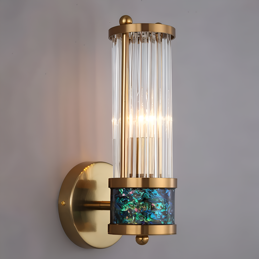 Væglampe med cylindrisk glasskærm og iriserende dekorativt bånd
