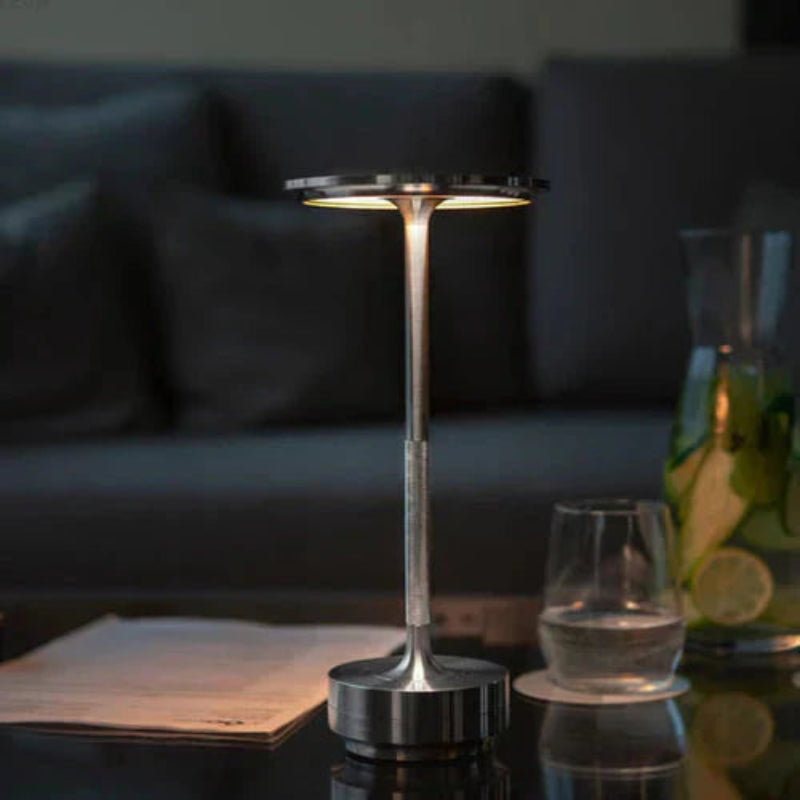 Skive bordlampe i messingdesign med flad skiveformet top og nedadvendt lyseffekt